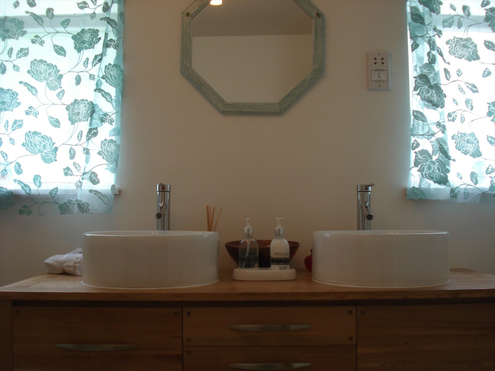 en suite twin sink